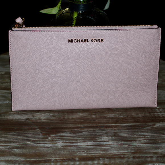 Michael Kors Handbags - NWT Michael Kors RARE BLOSSOM Jet Set Clutch